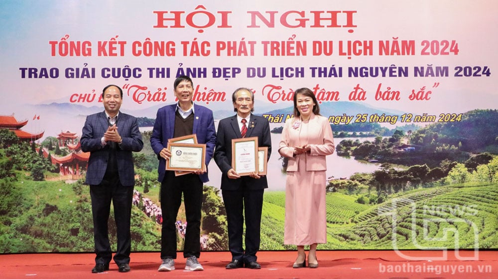 Các nghệ sĩ có tác phẩm xuất sắc tham dự Cuộc thi nhận giải thưởng.