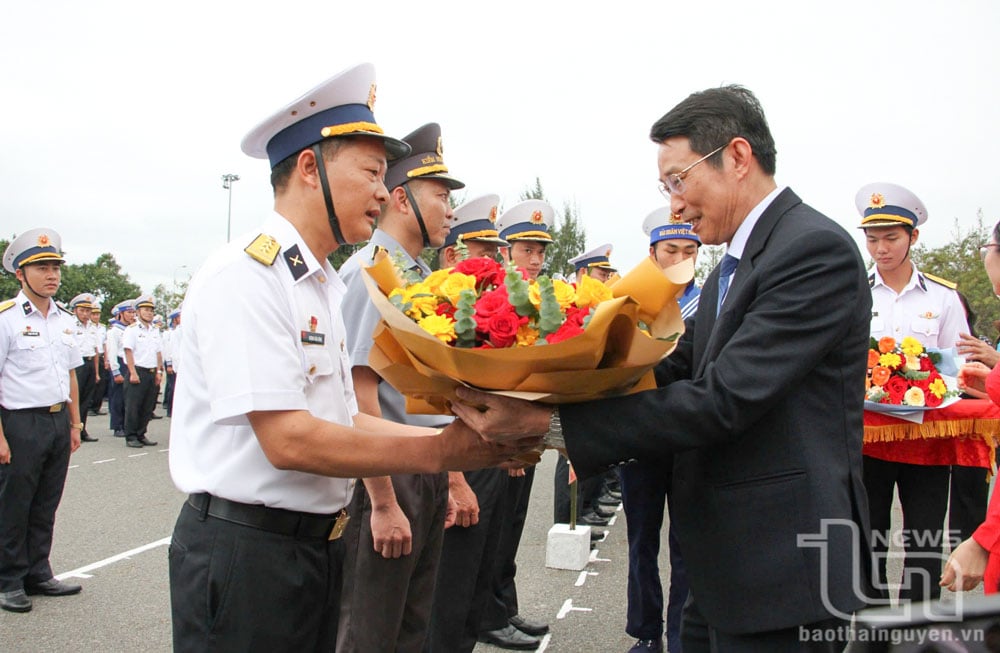 Lãnh đạo UBND tỉnh Khánh Hòa tặng hoa động viên các đoàn ra Trường Sa.