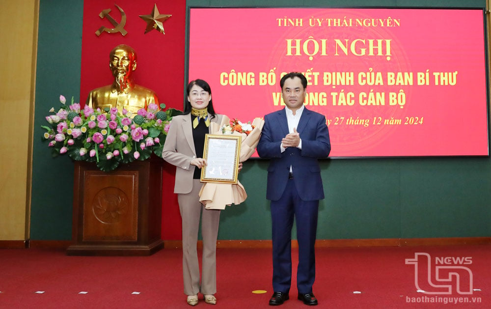 Đồng chí Bí thư Tỉnh ủy trao quyết định của Ban Bí thư Trung ương Đảng về việc chỉ định đồng chí Vũ Thị Lệ Hằng, Bí thư Huyện ủy Đồng Hỷ, tham gia Ban Chấp hành Đảng bộ tỉnh nhiệm kỳ 2020-2025.