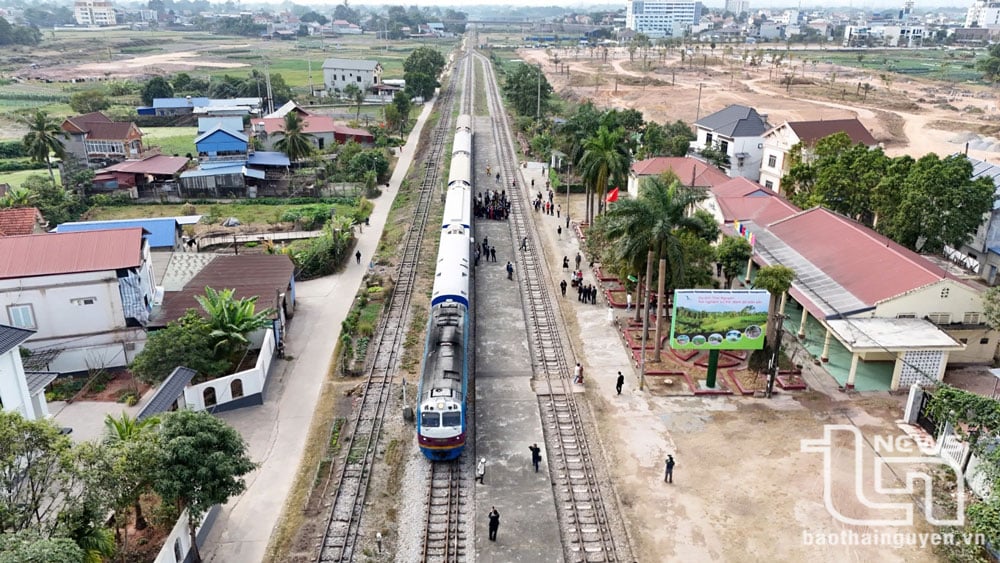 Chuyến tàu dừng tại ga Phổ Yên (TP. Phổ Yên).