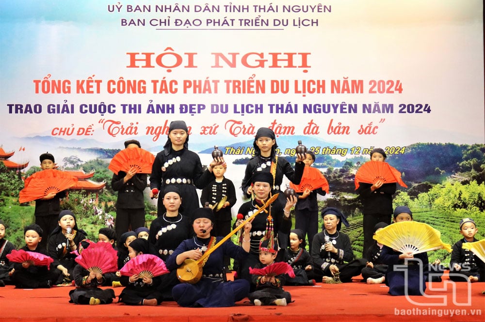 Tiết mục văn nghệ chào mừng Hội nghị do bà con Khu bảo tồn Làng nhà sàn dân tộc sinh thái Thái Hải biểu diễn.