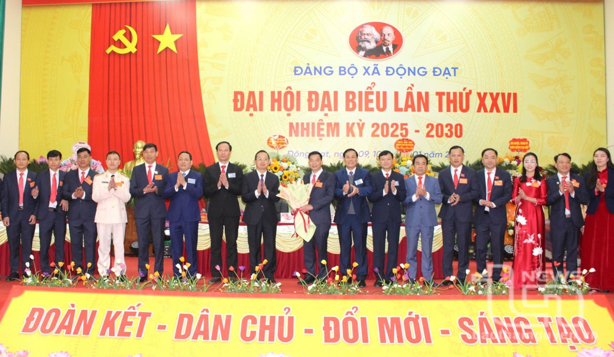 Đồng chí Phó Bí thư Thường trực Tỉnh ủy và các đồng chí lãnh đạo tỉnh chúc mừng Ban Chấp hành Đảng bộ xã nhiệm kỳ 2025-2030.