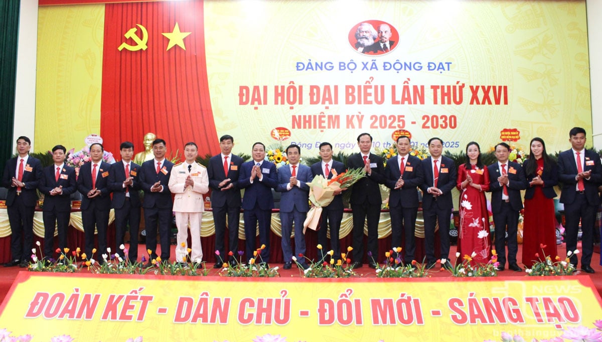 Lãnh đạo huyện Phú Lương chúc mừng Ban Chấp hành Đảng bộ xã Động Đạt nhiệm kỳ 2025-2030.