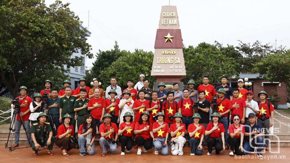 Đoàn cán bộ, phóng viên chụp ảnh lưu niệm trước cột mốc chủ quyền dân tộc tại đảo Trường Sa.