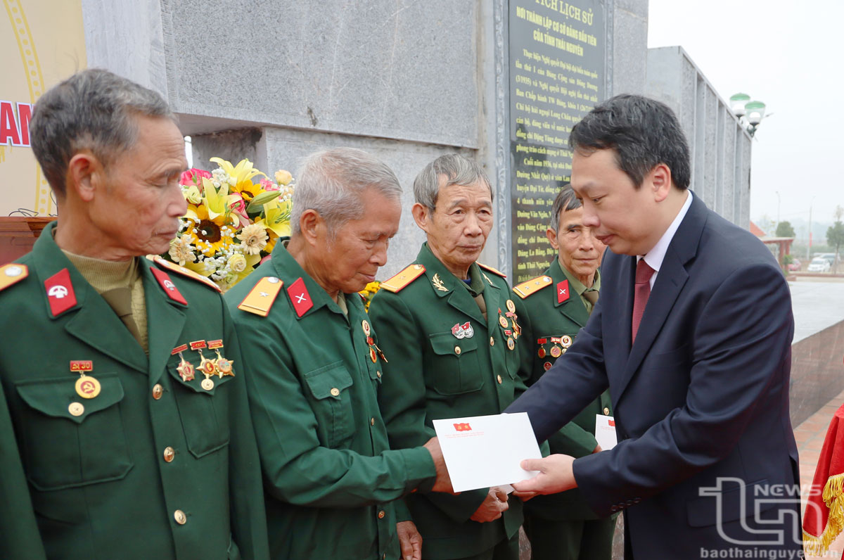 Các đồng chí lãnh đạo tỉnh tặng quà đại diện các gia đình chính sách trên địa bàn huyện Đại Từ.