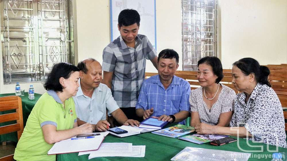 Các thành viên Ban công tác Mặt trận xóm Bờ Đậu, xã Cổ Lũng (Phú Lương) bình xét gia đình văn hóa năm 2024.