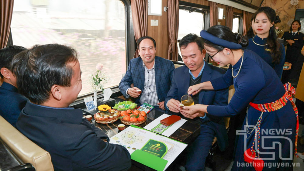 Các đại biểu trải nghiệm trong ngày vận hành thử chuyến tàu du lịch Hà Nội - Thái Nguyên.