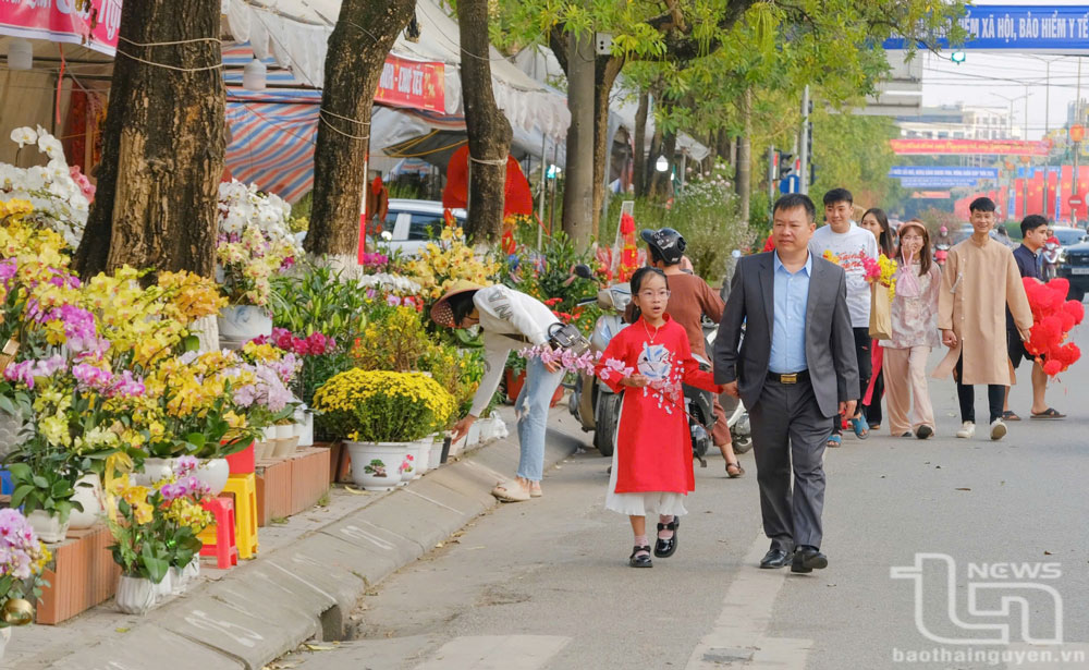 Người dân Thái Nguyên xuống đường chào Xuân mới. Ảnh: Lăng Khoa