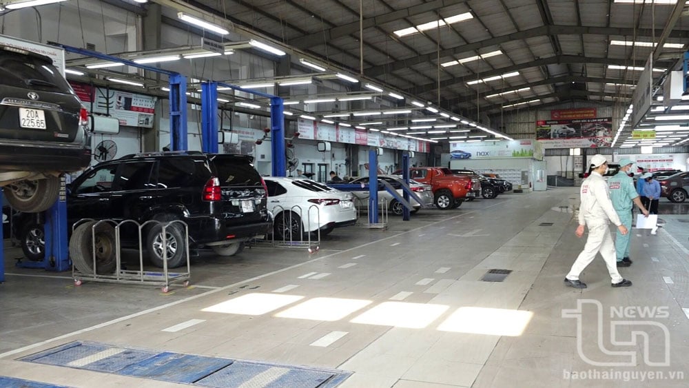 Tại các cơ sở chăm sóc xe hơi, showroom ô tô lớn, lượng xe đến bảo dưỡng, vệ sinh trong những tháng giáp Tết tăng khoảng 30%.