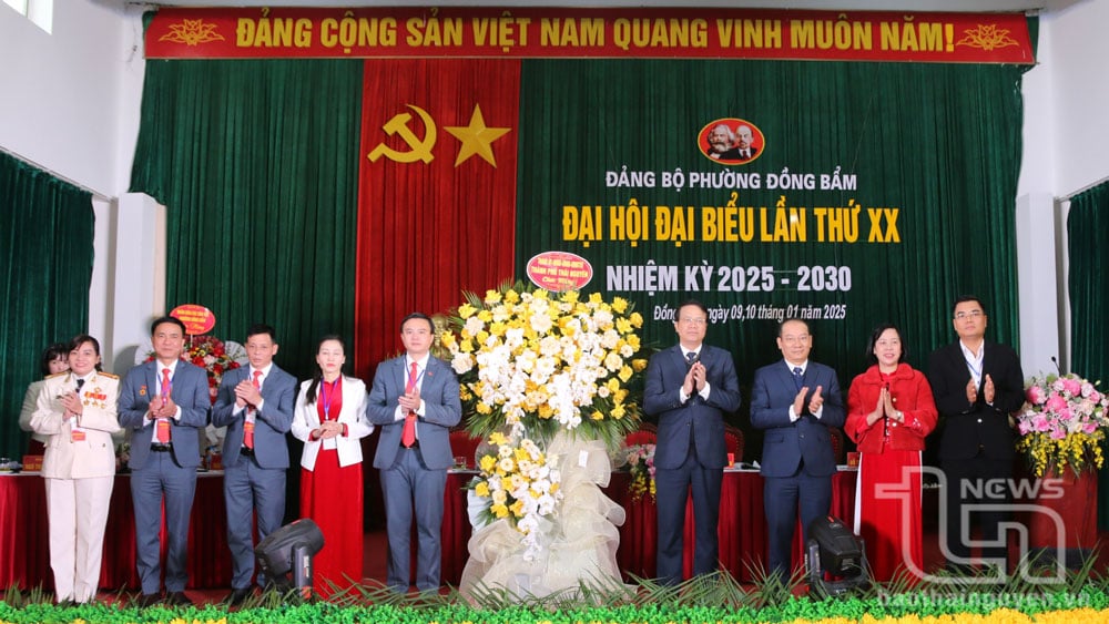 Lãnh đạo Thành ủy Thái Nguyên chúc mừng Đại hội.