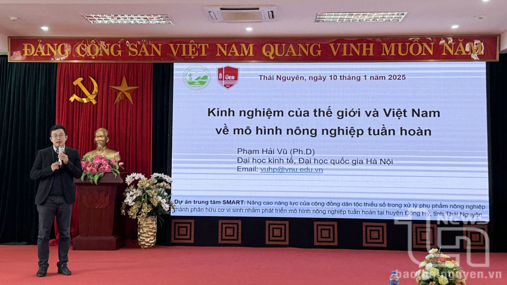 Đại diện Trường Đại học Kinh tế - Đại học Quốc gia Hà Nội tham luận tại Hội thảo.