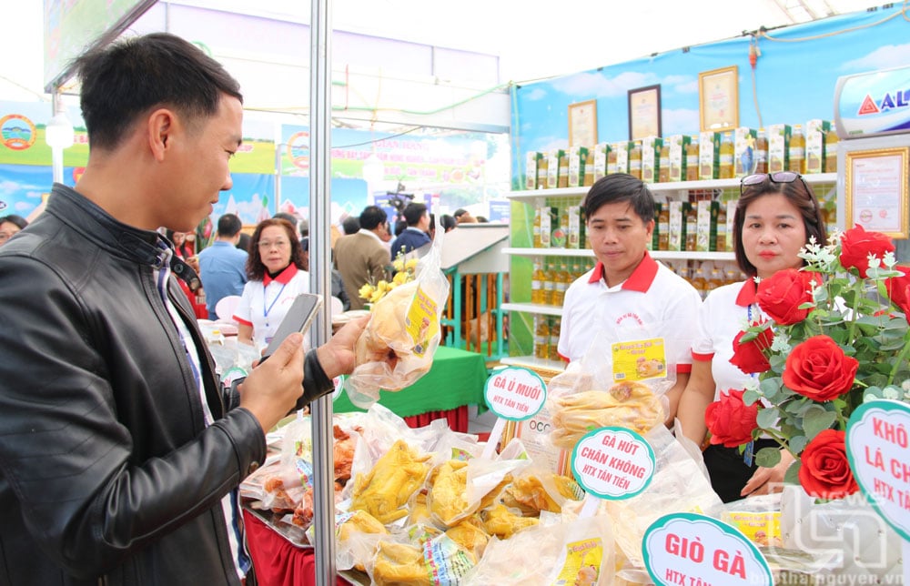 Các sản phẩm chủ lực của huyện thường xuyên được trưng bày, quảng bá tại những chương trình xúc tiến thương mại trong và ngoài huyện.