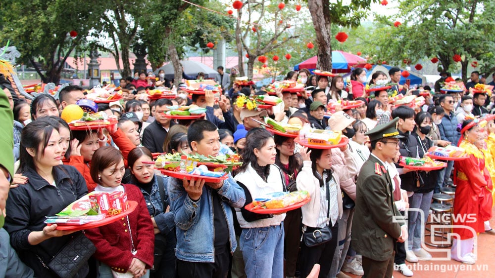 Đông đảo nhân dân và du khách thập phương đến tham quan, chiêm bái tại cụm di tích.