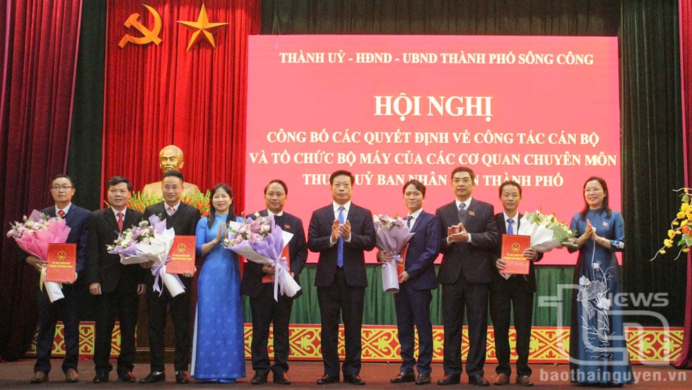 Lãnh đạo TP. Sông Công tặng hoa chúc mừng những đồng chí lãnh đạo các phòng chuyên môn UBND thành phố sau khi sắp xếp, hợp nhất.