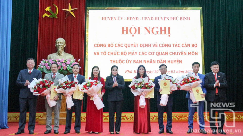 Lãnh đạo huyện Phú Bình trao các quyết định về công tác cán bộ.