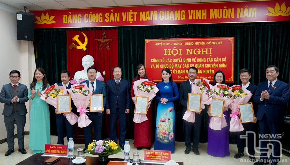 Lãnh đạo Sở Nội vụ và huyện Đồng Hỷ chúc mừng các đồng chí được bổ nhiệm.