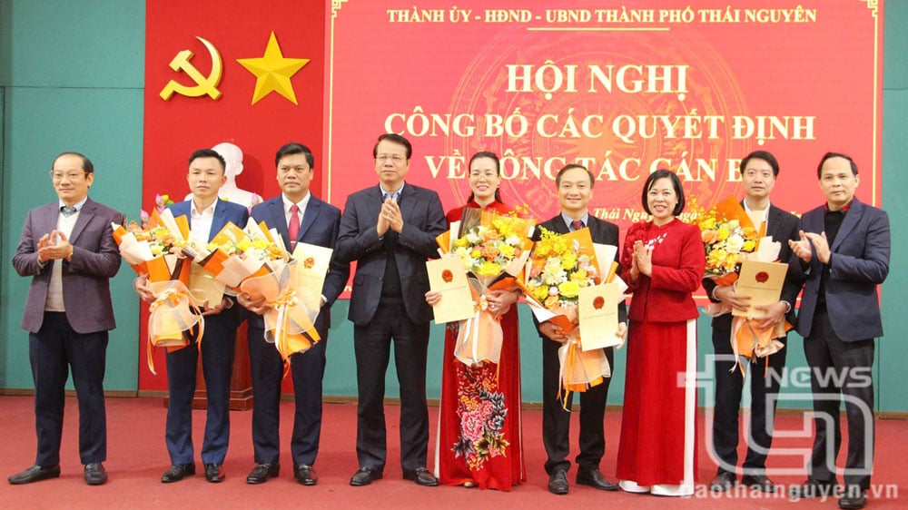 Lãnh đạo TP. Thái Nguyên trao quyết định, tặng hoa chúc mừng các đồng chí trưởng phòng (thuộc UBND thành phố) sau khi sắp xếp, tổ chức lại.