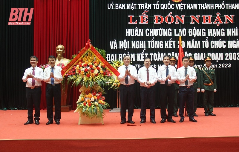 Ủy ban MTTQ TP Thanh Hóa đón nhận Huân chương Lao động hạng Nhì