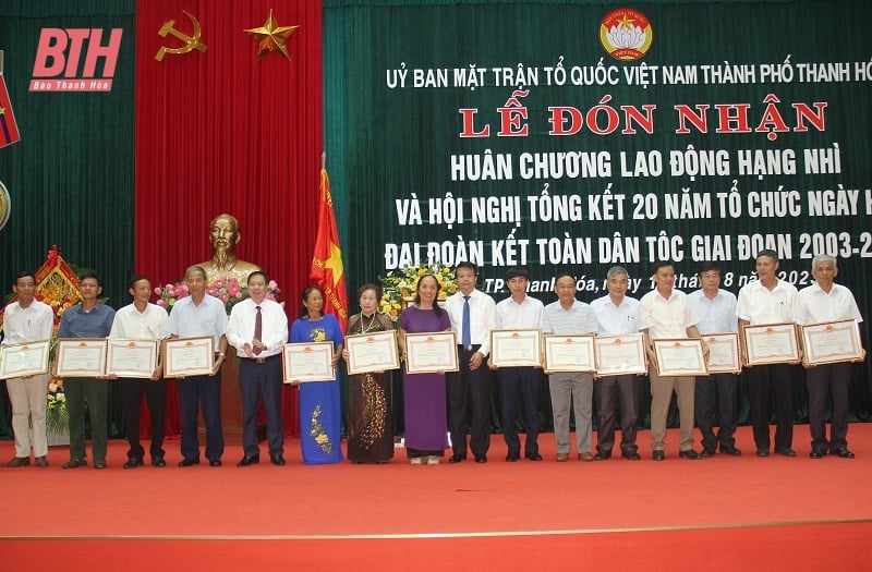 Ủy ban MTTQ TP Thanh Hóa đón nhận Huân chương Lao động hạng Nhì