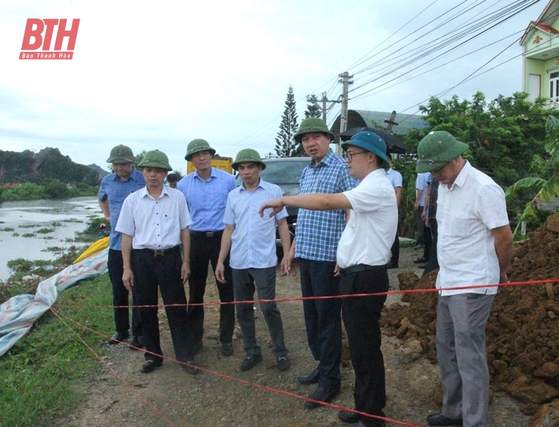 Phó Chủ tịch UBND tỉnh Lê Đức Giang kiểm tra, chỉ đạo xử lý sự cố sụt lún, sạt lở mái đê sông Càn