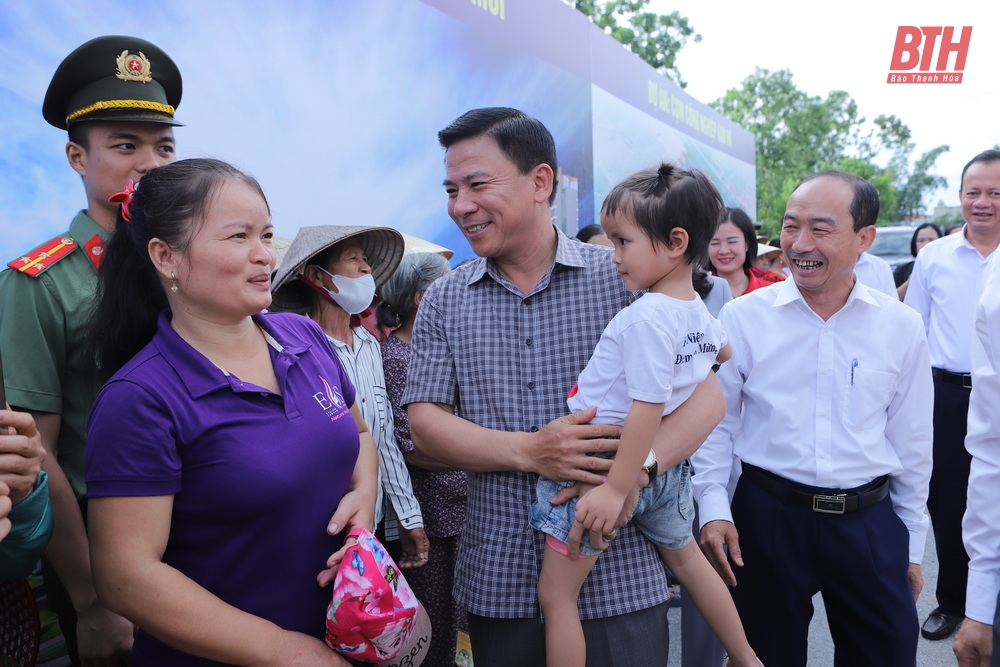 Bí thư Tỉnh ủy Đỗ Trọng Hưng chung niềm vui với đồng bào sông nước huyện Thiệu Hóa trong ngôi nhà mới