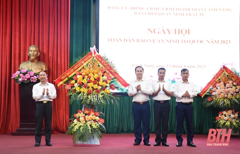 Phó Chủ tịch Thường trực HĐND tỉnh Lê Tiến Lam chung vui “Ngày hội toàn dân bảo vệ an ninh Tổ quốc năm 2023” tại thị trấn Cành Nàng