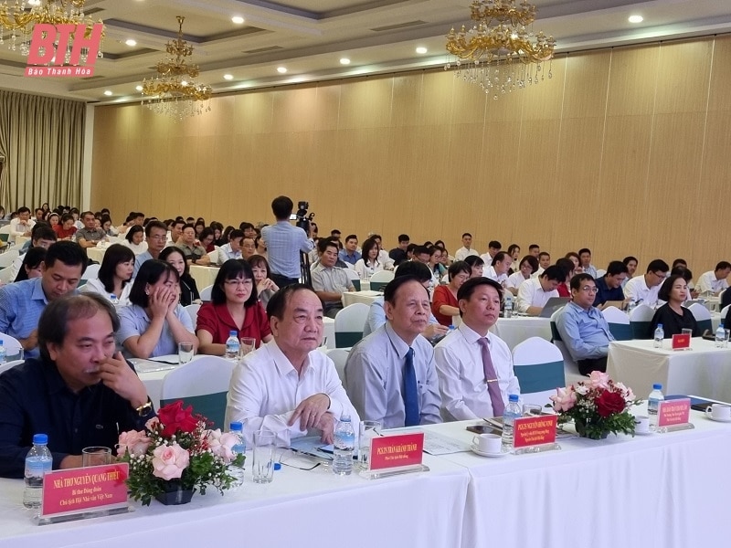 Nâng cao nhận thức, trình độ, năng lực lý luận, phê bình văn học, nghệ thuật trong tình hình mới