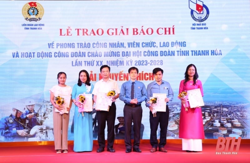 Trao Giải báo chí về phong trào công nhân, viên chức, lao động và hoạt động Công đoàn chào mừng Đại hội Công đoàn tỉnh Thanh Hóa lần thứ XX