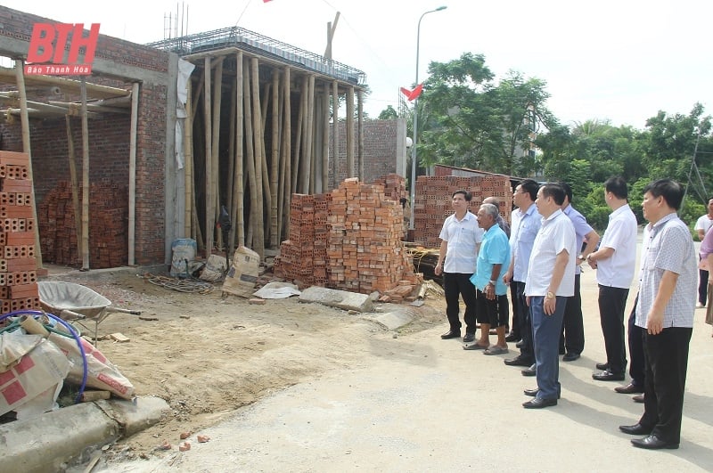 TP Thanh Hóa bàn giao giấy chứng nhận quyền sử dụng đất cho đồng bào nghèo sinh sống trên sông