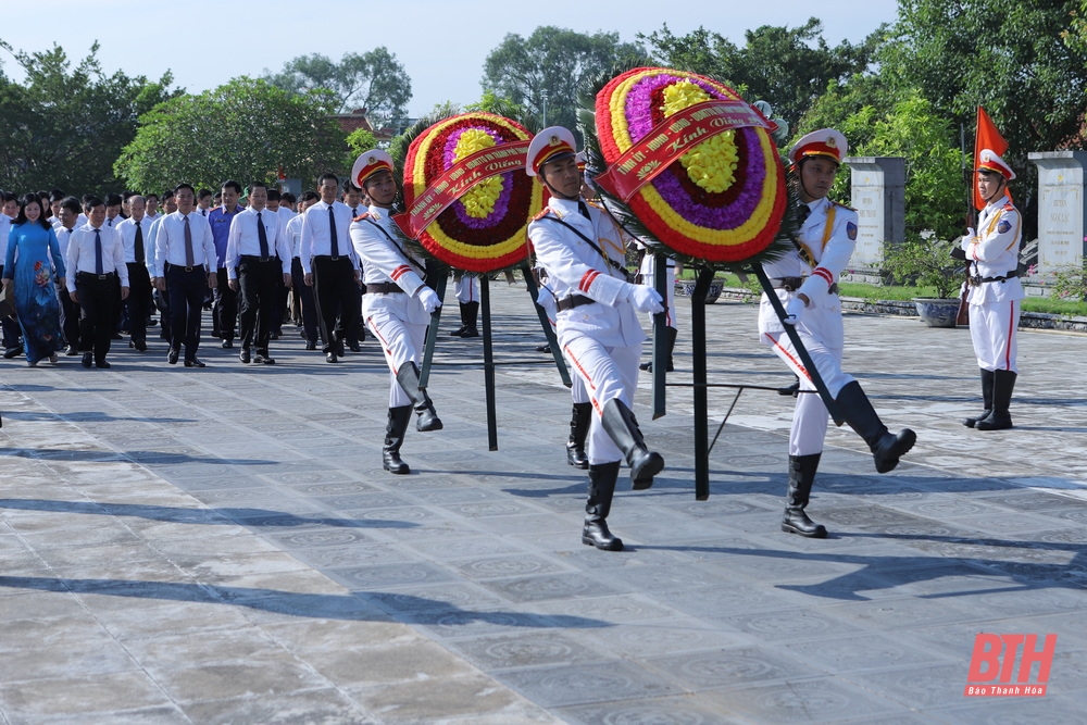 Đoàn đại biểu tỉnh Thanh Hóa dâng hương tưởng niệm Chủ tịch Hồ Chí Minh, Mẹ Việt Nam Anh hùng và các Anh hùng liệt sĩ nhân dịp Quốc khánh 2-9