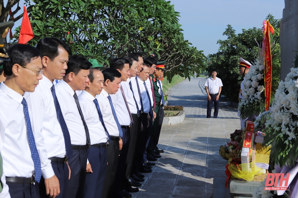 Đoàn đại biểu tỉnh Thanh Hóa dâng hương tưởng niệm Chủ tịch Hồ Chí Minh, Mẹ Việt Nam Anh hùng và các Anh hùng liệt sĩ nhân dịp Quốc khánh 2-9