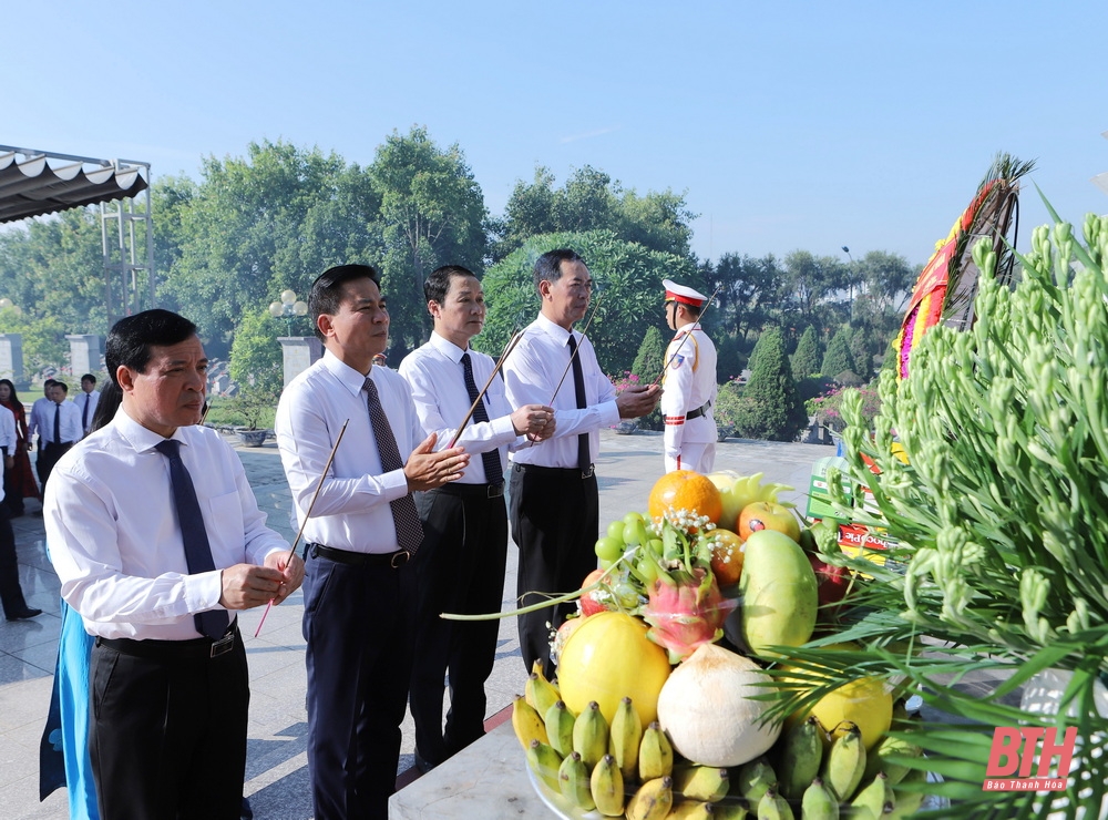 Đoàn đại biểu tỉnh Thanh Hóa dâng hương tưởng niệm Chủ tịch Hồ Chí Minh, Mẹ Việt Nam Anh hùng và các Anh hùng liệt sĩ nhân dịp Quốc khánh 2-9