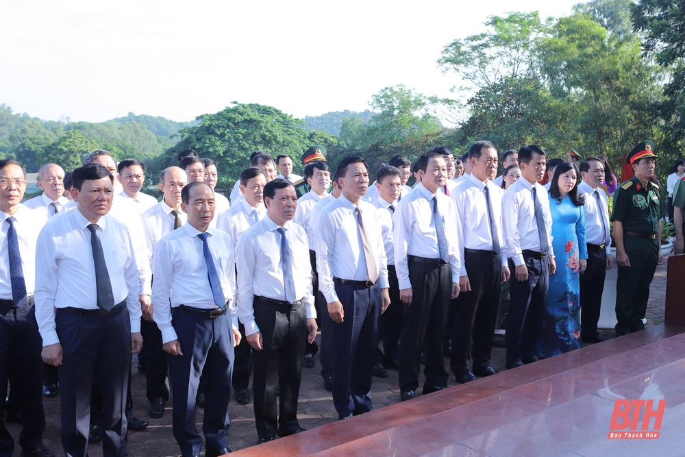 Đoàn đại biểu tỉnh Thanh Hóa dâng hương tưởng niệm Chủ tịch Hồ Chí Minh, Mẹ Việt Nam Anh hùng và các Anh hùng liệt sĩ nhân dịp Quốc khánh 2-9