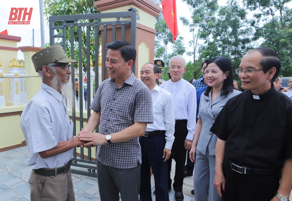 Bí thư Tỉnh ủy Đỗ Trọng Hưng chung niềm vui với đồng bào sông nước huyện Thiệu Hóa trong ngôi nhà mới