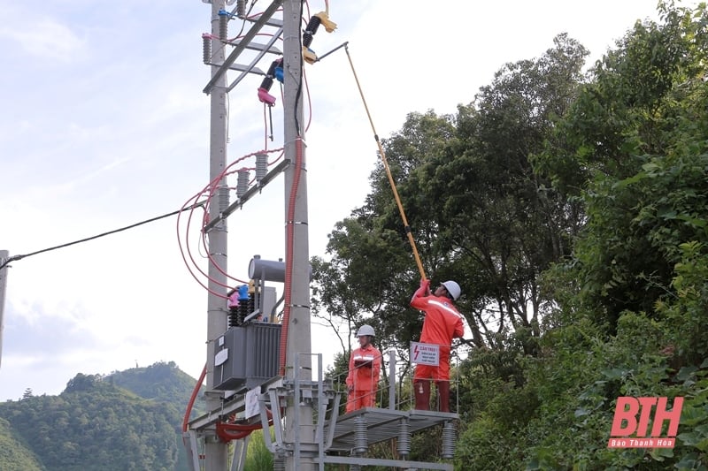 Đóng điện công trình cấp điện cho bản Sài Khao