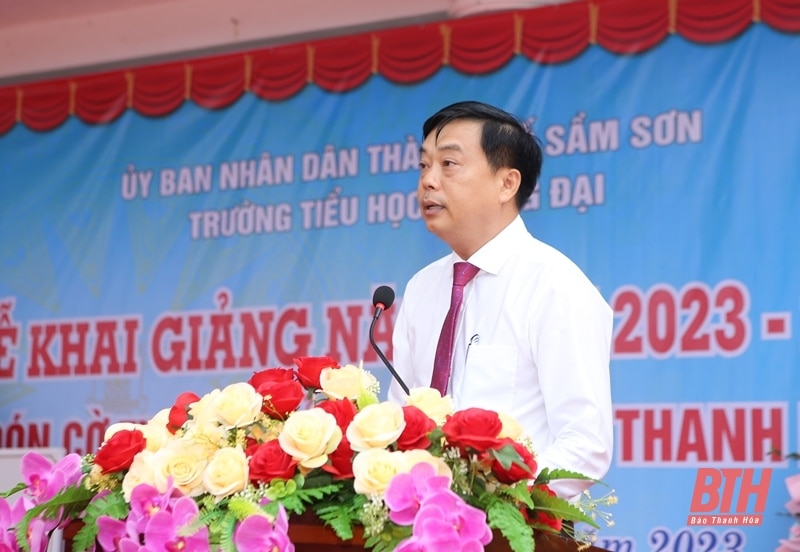 Phó Bí thư Tỉnh ủy Trịnh Tuấn Sinh dự lễ khai giảng năm học mới tại Trường Tiểu học Quảng Đại