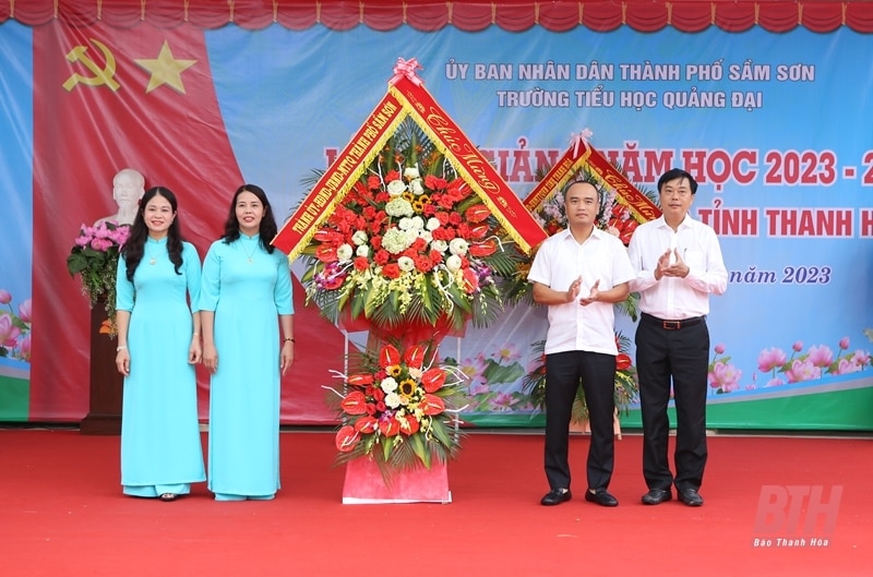 Phó Bí thư Tỉnh ủy Trịnh Tuấn Sinh dự lễ khai giảng năm học mới tại Trường Tiểu học Quảng Đại