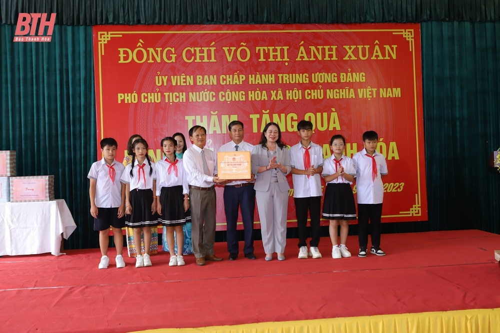 Phó Chủ tịch nước Võ Thị Ánh Xuân thăm, tặng quà Mẹ Việt Nam anh hùng, thương binh, Trung đoàn Không quân 923, Làng trẻ SOS và cô giáo khuyết tật Lê Thị Thắm