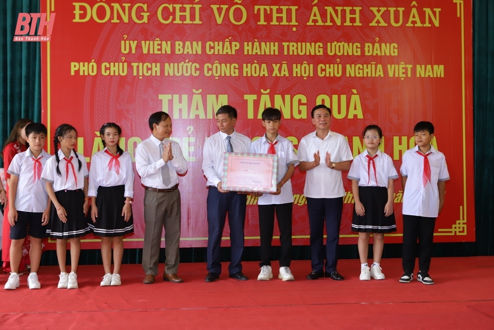 Phó Chủ tịch nước Võ Thị Ánh Xuân thăm, tặng quà Mẹ Việt Nam anh hùng, thương binh, Trung đoàn Không quân 923, Làng trẻ SOS và cô giáo khuyết tật Lê Thị Thắm