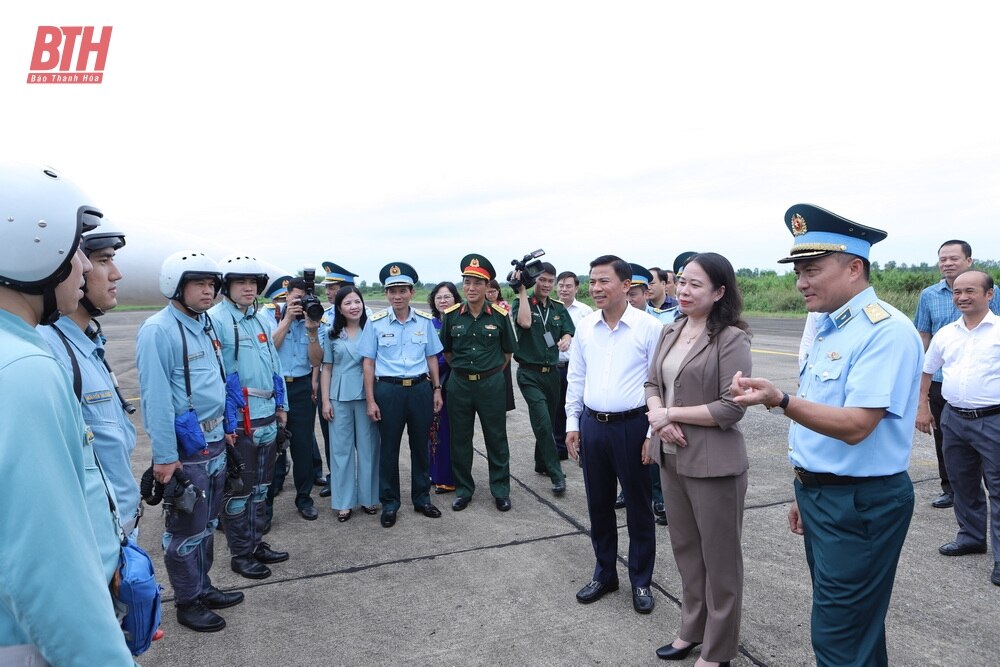 Phó Chủ tịch nước Võ Thị Ánh Xuân thăm, tặng quà Mẹ Việt Nam anh hùng, thương binh, Trung đoàn Không quân 923, Làng trẻ SOS và cô giáo khuyết tật Lê Thị Thắm