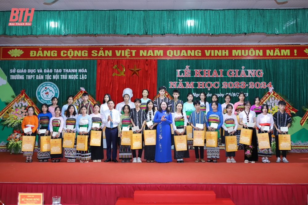 Một số hình ảnh Phó Chủ tịch nước Võ Thị Ánh Xuân và Bí thư Tỉnh ủy Đỗ Trọng Hưng dự Lễ khai giảng năm học mới 2023-2024 tại Trường THPT Dân tộc nội trú Ngọc Lặc