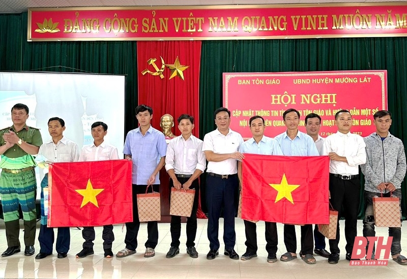 Cập nhật thông tin tình hình tôn giáo cho cán bộ huyện Mường Lát