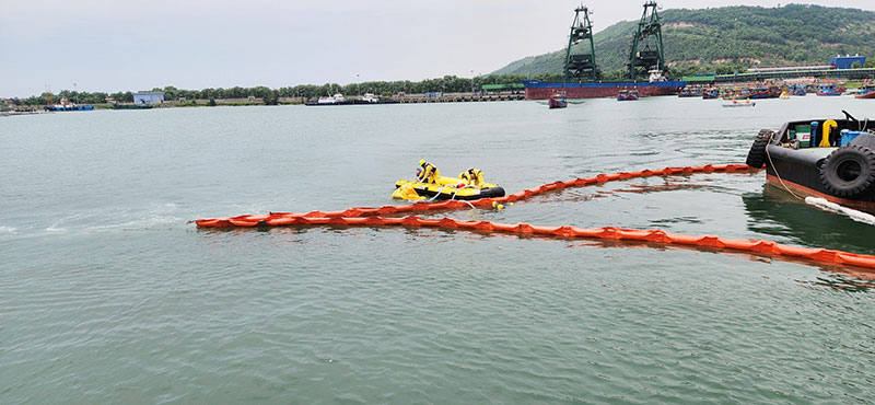 Công ty Nhiệt điện Nghi Sơn phối hợp với Cảng Tổng hợp Quốc tế Nghi Sơn diễn tập Ứng phó sự cố tràn dầu trên cảng biển