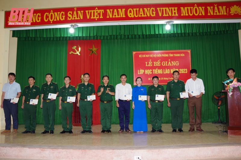 38 học viên BĐBP hoàn thành chương trình học tiếng Lào