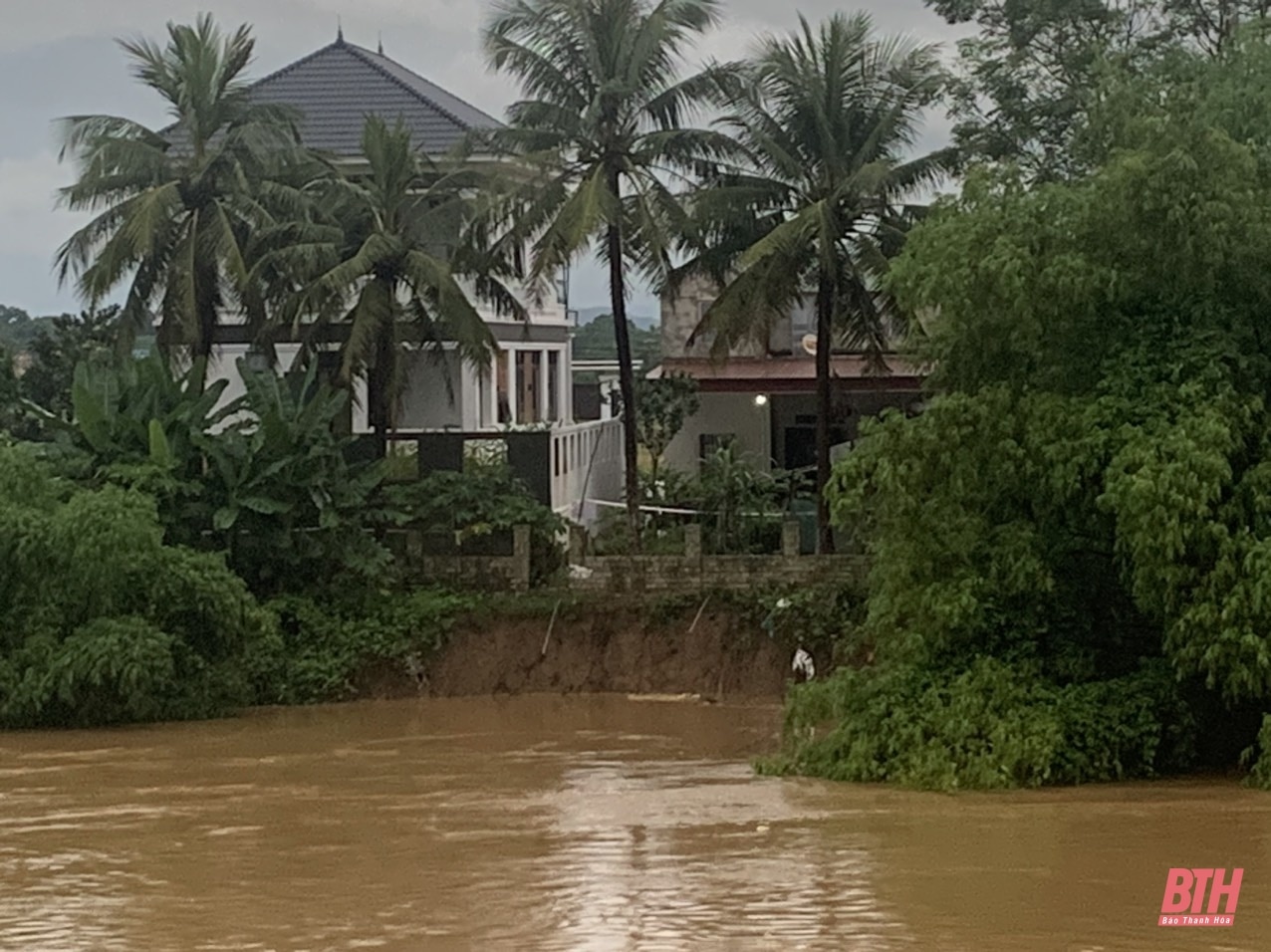 Cập nhật tình hình mưa lũ ngày 28-9: Nhiều taluy âm trên một số quốc lộ bị hư hỏng