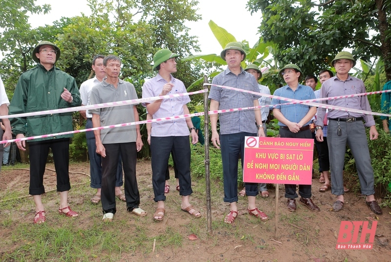 Phó Chủ tịch UBND tỉnh Lê Đức Giang kiểm tra tình trạng sạt lở đê ở các huyện Thạch Thành, Hoằng Hóa