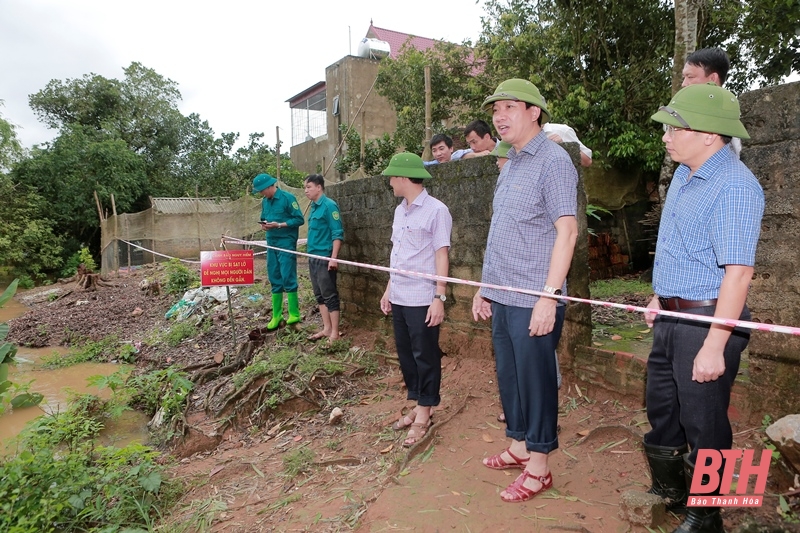 Phó Chủ tịch UBND tỉnh Lê Đức Giang kiểm tra tình trạng sạt lở đê ở các huyện Thạch Thành, Hoằng Hóa