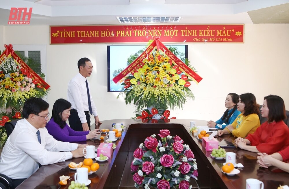 Phó Bí thư Tỉnh ủy Trịnh Tuấn Sinh chúc mừng Hội LHPN tỉnh