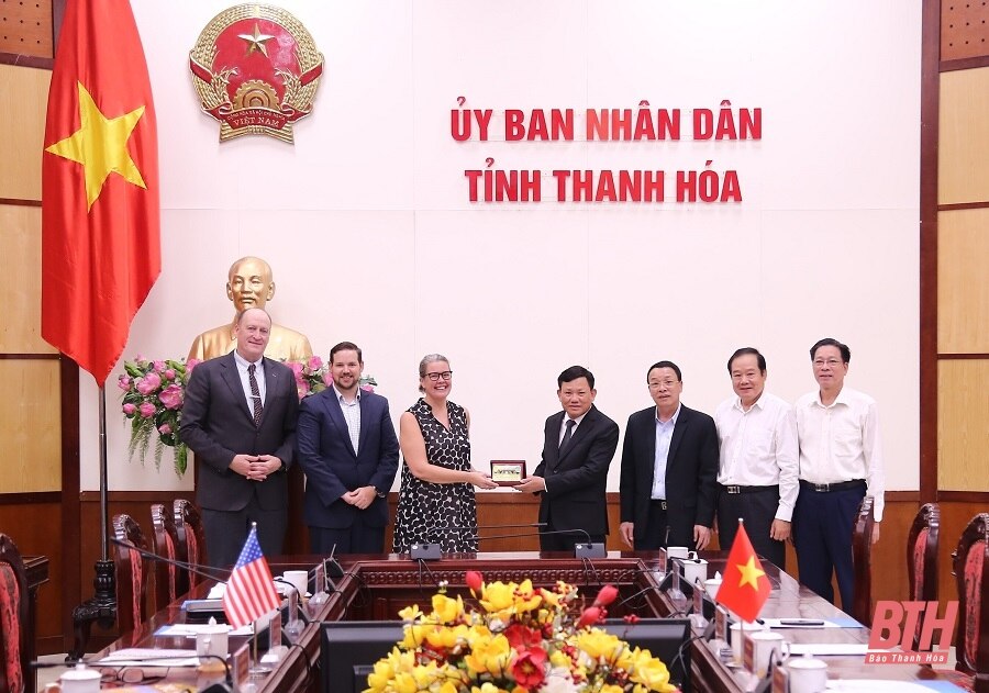 Phó Chủ tịch Thường trực UBND tỉnh Nguyễn Văn Thi tiếp xã giao đoàn công tác của Đại sứ quán Hoa Kỳ tại Việt Nam