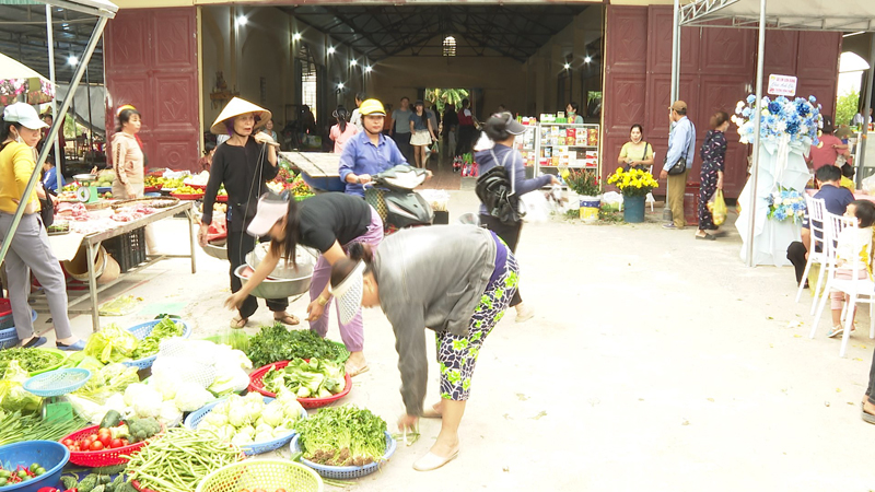 Chợ xã hoạt động trở lại sau 15 năm “cưới chợ” bất thành và bị bỏ hoang